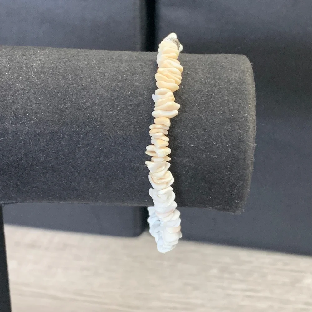 Natural White Puka Shell Chip Bracelet Coastal Boho Barrel Clasp 7.25 Inch